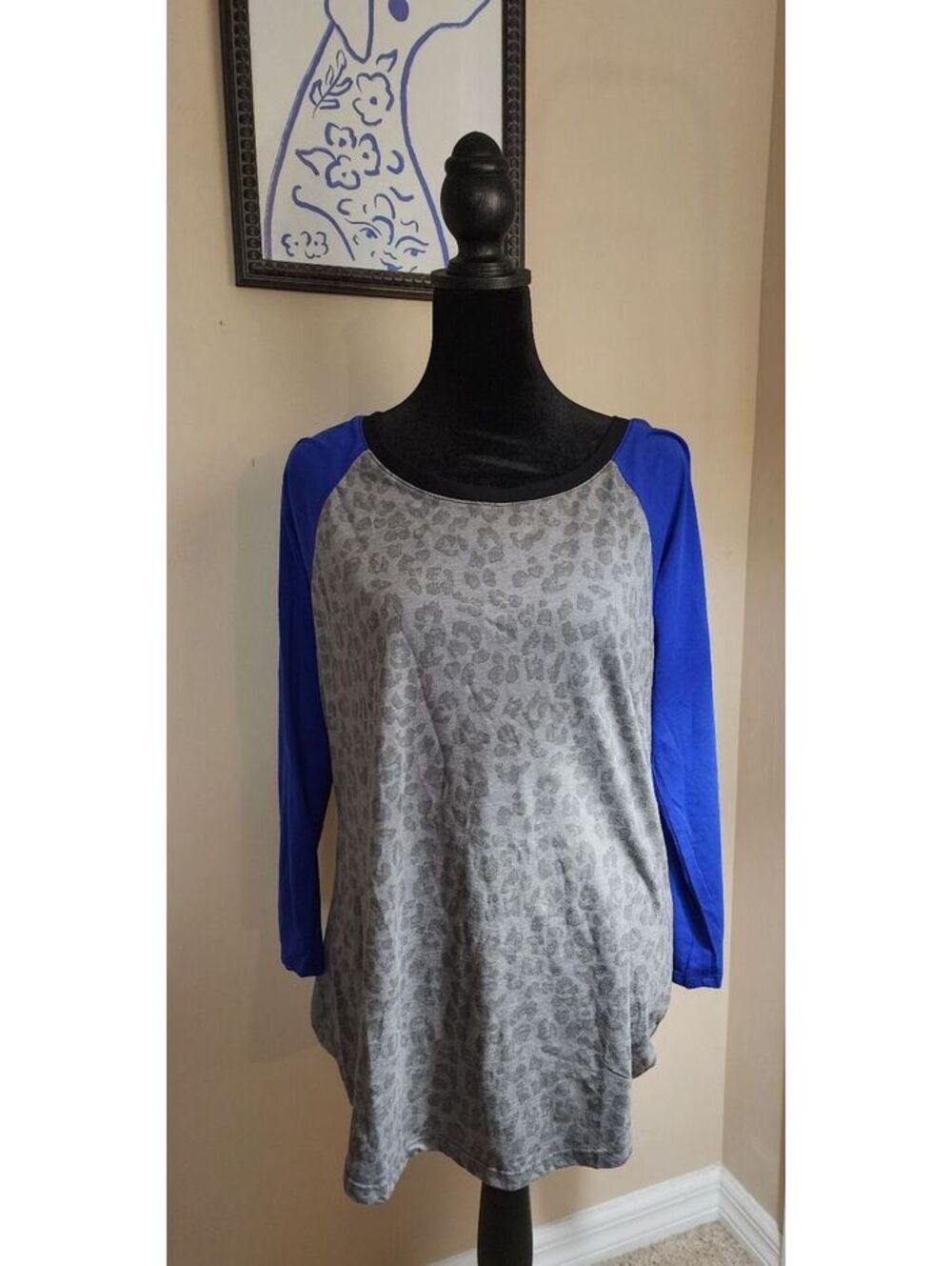 American Eagle Outfitters XL Gray Leopard Print and Blue Raglan Sleeve Shirt